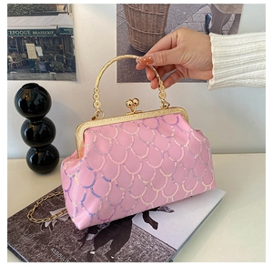 Detailaufnahme der rosa Paillettenhandtasche mit Goldverschluss und Retro-Rahmen