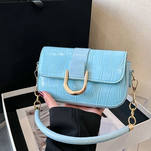 Petit sac carré bleu clair à motif crocodile avec boucle fer à cheval dorée