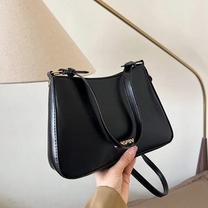 Borsa a Spalla Quadrata Piccola in Pelle PU Minimalista Urbana per Donna Logo in Metallo Oro Moda Borsa Sottobraccio a Tracolla Pendolare