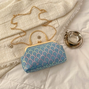 Hellblaue schillernde Abendtasche mit Pailletten, Goldkette und Ringgriff