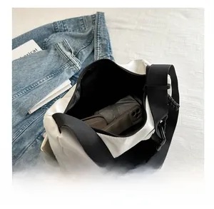 Vue de dessus d'un grand sac fourre-tout blanc montrant un espace de rangement généreux