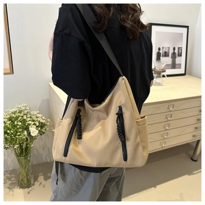 Vue détaillée du sac cabas kaki avec poches zippées et large bandoulière noire en nylon