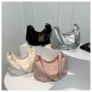 Détail de quatre sacs hobo en noir, argent, beige et rose avec bandoulières réglables