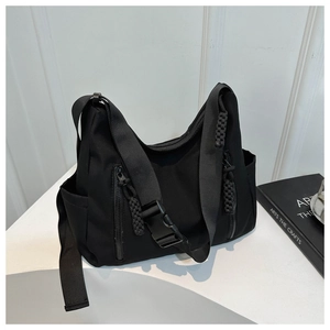 Détail du sac tactique en nylon noir avec poches zippées et bandoulière à boucle réglable