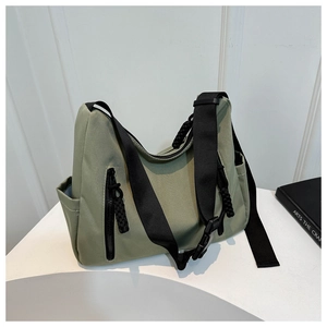 Vue détaillée du sac en toile verte avec fermeture éclair noire et tirette tressée