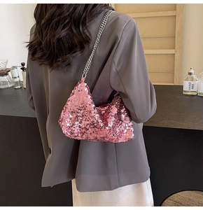 Gros plan du sac bandoulière rose à paillettes avec doubles chaînes argentées