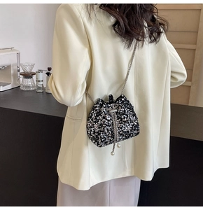 Détail du sac seau à paillettes argentées avec chaîne en métal et perles au cordon