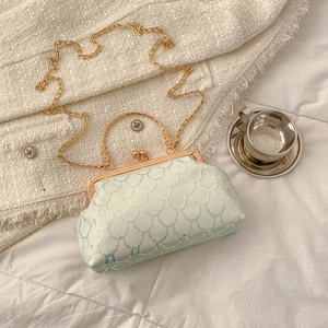 Schicke Abendtasche mit schimmernden Pailletten, goldenem Griff und Kettenriemen