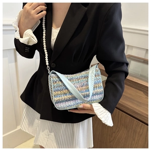 Texture tricotée détaillée et broderie papillon sur sac tissé coloré avec bandoulière perle