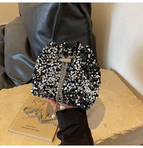 Dettaglio della borsa a secchiello con paillettes e coulisse con perle eleganti