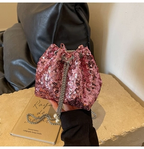Dettaglio borsa a secchiello rosa con paillettes, catena d'argento e perline