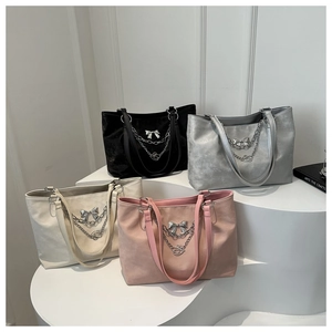 Detaillierter Vergleich von vier großen Tragetaschen in Schwarz, Silber, Beige und Rosa