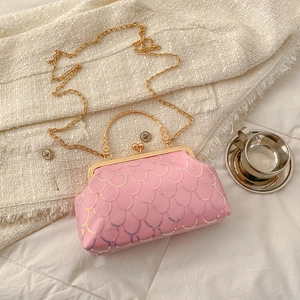 Rosafarbene Abendtasche mit Pailletten, Goldkette und Fischschuppenmuster für festliche Anlässe