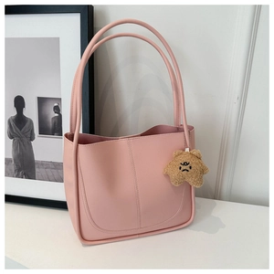 Dettaglio borsa tote in pelle rosa con doppi spallacci sottili e ciondolo a stella