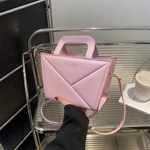 Modieuze lichtroze crossbodytas voor dames met uniek geometrisch vouwontwerp