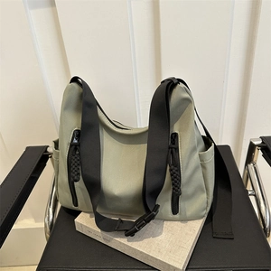 Sac fourre-tout en nylon vert sauge avec large bandoulière et doubles poches zippées