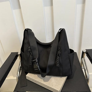 Sac bandoulière en nylon noir avec poches multiples et bandoulière réglable à boucle