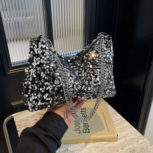 Sac à bandoulière tendance en paillettes argentées avec chaîne en métal et forme trapèze