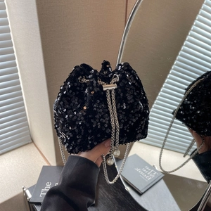 Sac seau à paillettes noires tendance avec chaîne argentée et détails perles