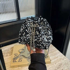 Sac seau à paillettes argentées avec détails en perles et bandoulière en chaîne métal