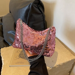 Sac bandoulière rose à paillettes avec chaîne en métal argenté et design minimaliste