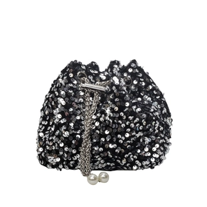 Sac seau à paillettes noires avec chaîne argentée et détails de perles blanches