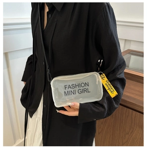 Détail du mini sac bandoulière en PVC transparent avec imprimé Fashion Mini Girl et étiquette