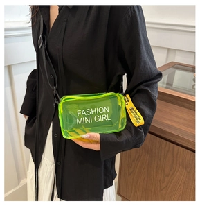 Détail du sac à bandoulière en PVC transparent vert néon avec imprimé Fashion Mini Girl