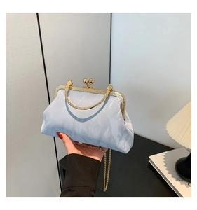 Détail du sac à main bleu clair texturé avec fermoir doré rétro et bandoulière