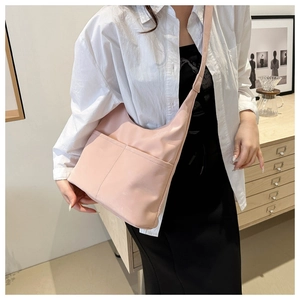 Sac bandoulière rose en demi-lune avec doubles poches avant et sangle réglable portée