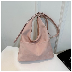 Détail du sac hobo rose en similicuir avec deux poches avant et bandoulière réglable
