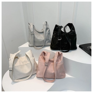 Collection de sacs fourre-tout minimalistes en gris noir blanc et rose sur fond épuré