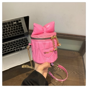 Detailansicht der rosa PU-Leder Eimertasche mit Schleife und goldener Kette