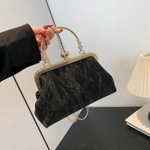 Sac à main plissé noir élégant avec poignée fleurie et chaîne dorée