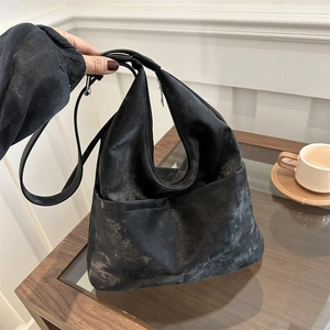 Grand sac cabas noir vintage en cuir mat avec bandoulière pour un usage quotidien
