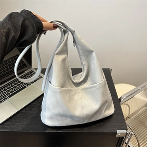 Grand sac hobo gris clair en cuir synthétique avec bandoulière réglable pour le bureau