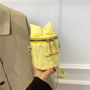 Modische gelbe Eimertasche mit Schleife und goldener Kette für Damen im Trend