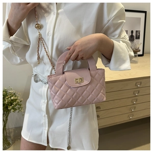 Sac à main matelassé rose avec fermoir rotatif et bandoulière en chaîne pour femmes