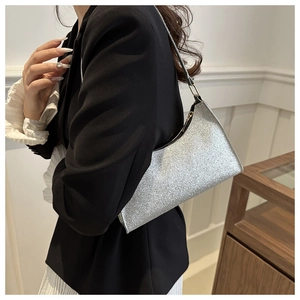 Dettaglio della borsa sottobraccio con paillettes argento, cerniera in metallo e forma a mezzaluna