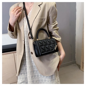 Détail du sac bandoulière noir matelassé en cuir PU avec poignée tressée et métal doré