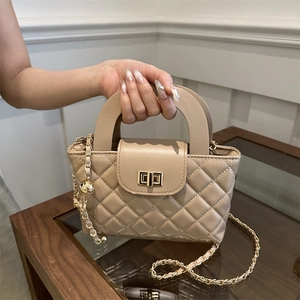 Sac à main élégant en cuir beige matelassé avec poignée en bois et chaîne