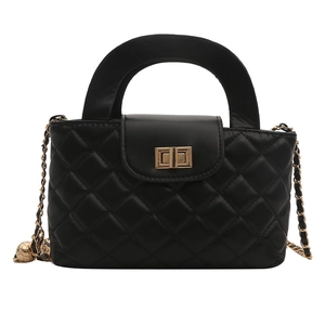 Sac bandoulière matelassé noir avec fermoir doré et bandoulière chaîne sur fond blanc