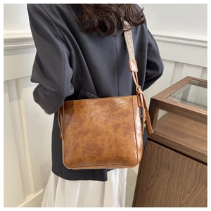 Détail du sac en cuir PU marron avec large bandoulière tissée de style ethnique
