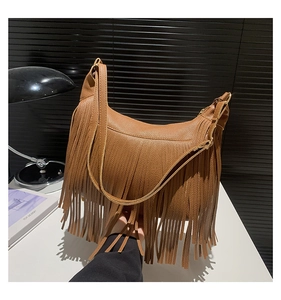Vue détaillée du sac hobo en cuir grainé marron avec de longues franges bohèmes