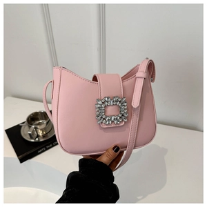 Gros plan sur la boucle carrée en strass brillants du sac à bandoulière rose en cuir PU