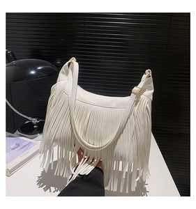 Détail du sac Hobo en cuir blanc avec de longues franges et des ferrures en métal doré