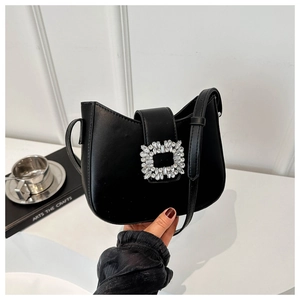 Détail du sac hobo noir orné d'une boucle carrée luxueuse avec des strass en fleur