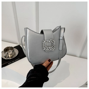 Détail du sac hobo argenté métallisé avec une boucle carrée en strass de luxe