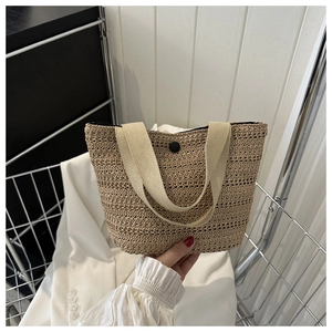 Détails du sac cabas tissé avec fermeture à bouton-pression et anses solides