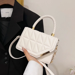 Sac bandoulière en similicuir matelassé ivoire avec poignée tressée et détails dorés